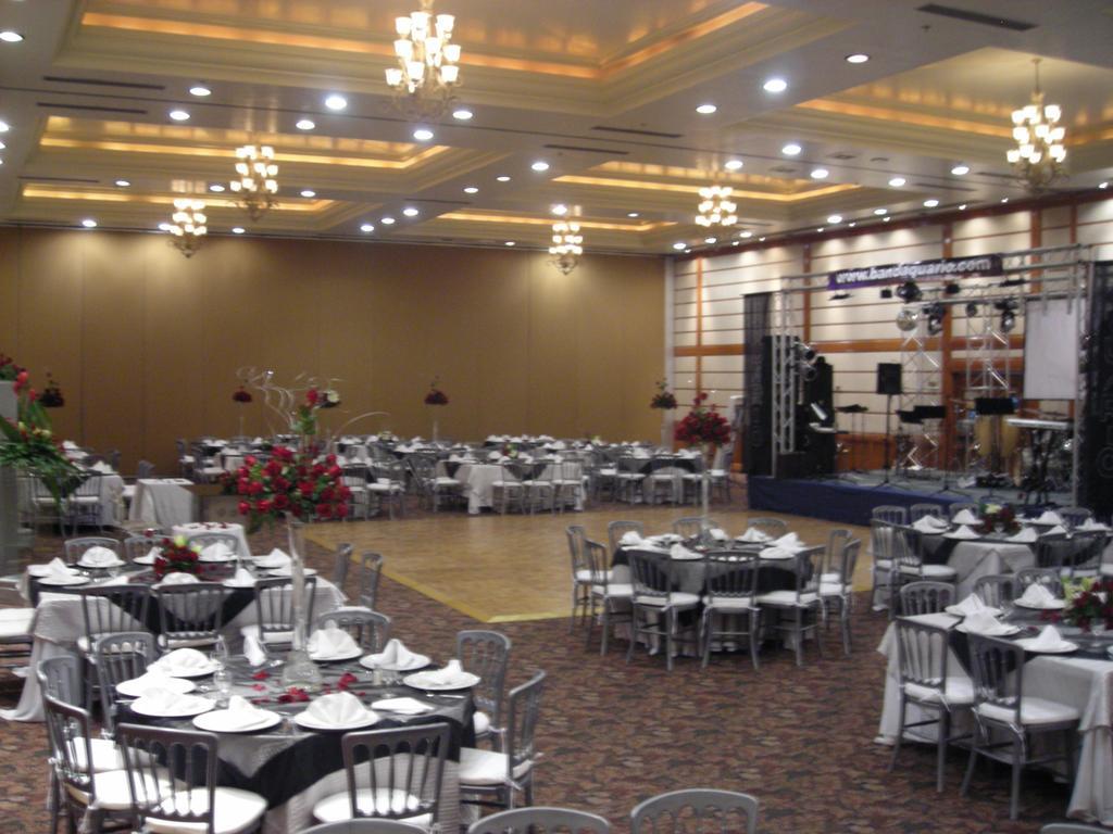 Royal Garden Reynosa Hotel ภายนอก รูปภาพ